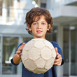 © Robert Kneschke - Kind hält Fußball nach vorne