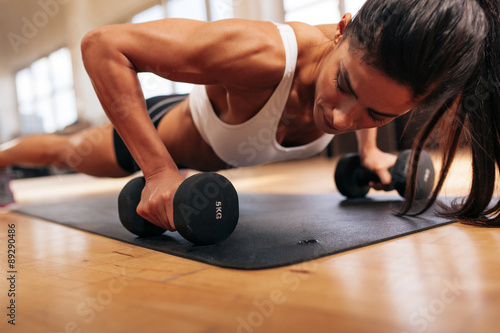 Forte jeune femme faisant des flexions Poster Mural XXL