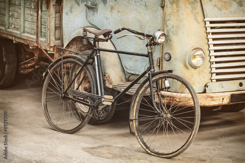 Obrazy vintage retro-stylizowany-wizerunek-starozytnego-roweru-i-ciezarowki