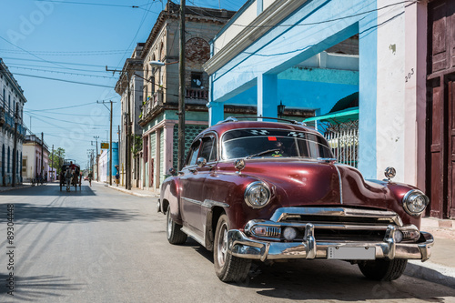 Naklejka na szybę Weinroter amerikanischer Oldtimer im Landesinneren