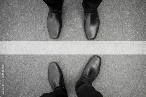 Fotomural Two men standing at the white line