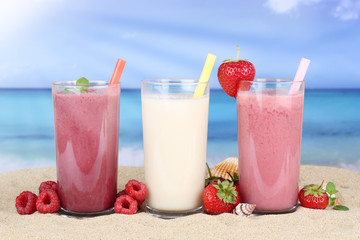 Fototapete - Smoothie Saft mit Früchte Fruchtsaft am Strand