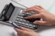 Steuererklärung und Hand am Taschenrechner