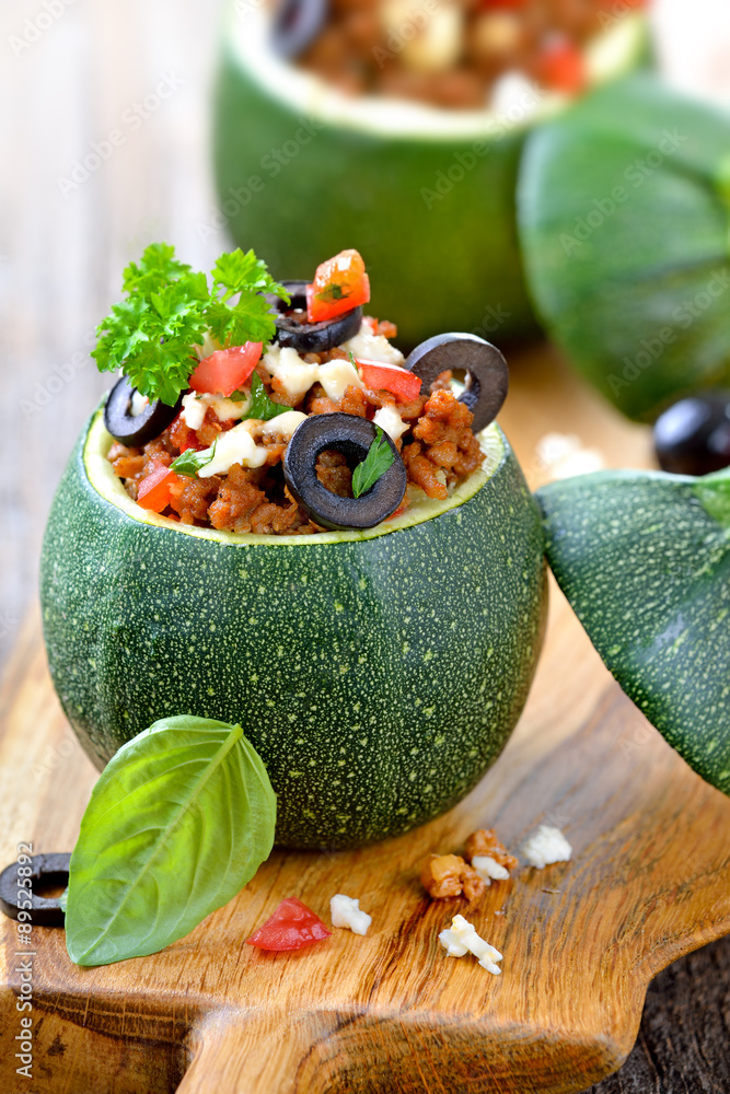 Foto de Stock Kugel-Zucchini griechische Art mit Hackfleisch-Feta ...