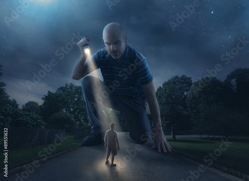 Fotografija  Giant with flashlight
