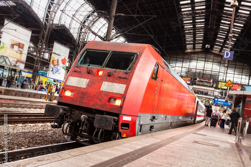 Cuadros en Lienzo Elektrolokomotive im Bahnhof