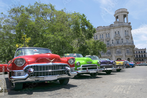 Naklejka na drzwi Vintage multi-coloured taxis in Cuba