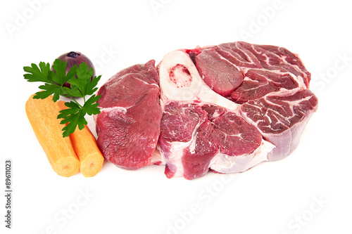 Viande de bœuf cru à mijoter sur fond blanc Photo Stock | Adobe Stock