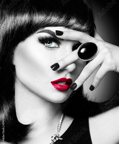 piekny-tajemniczy-brunetka-dama-portret-czarny-i-bialy