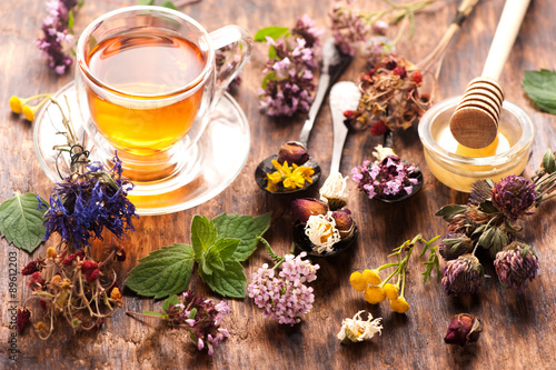 Fotomural Taza de té de hierbas con flores silvestres y varias hierbas