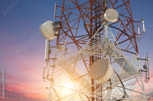 Fotografía Torre de telecomunicaciones antena parabólica al atardecer