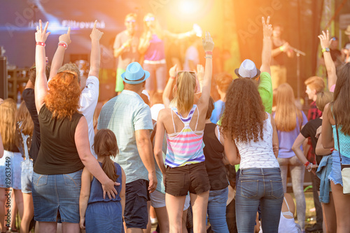 Cuadros en Lienzo Las personas de diferentes edades que disfrutan de un aire libre de la música, l