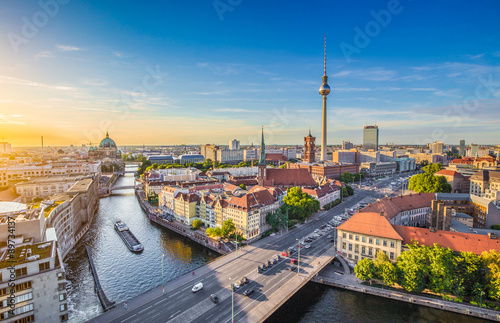 Obraz na płótnie canvas Panorama panoramę Berlina z wieży telewizyjnej i rzeki Szprewy na zachód, Niemcy