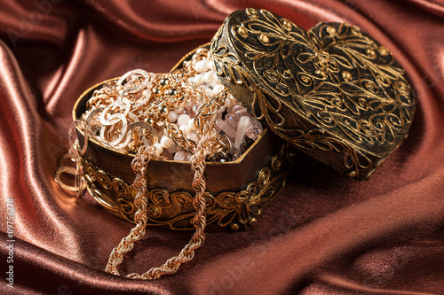 Zdjęcie XXL Biżuteria i inne ozdoby w ozdobnym pudełeczku w kształcie serca