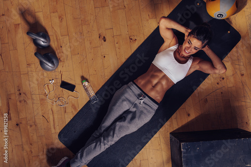 Fotografia Smiling female working out at the gym