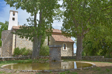 Canvas Print - fontaine et église dans village