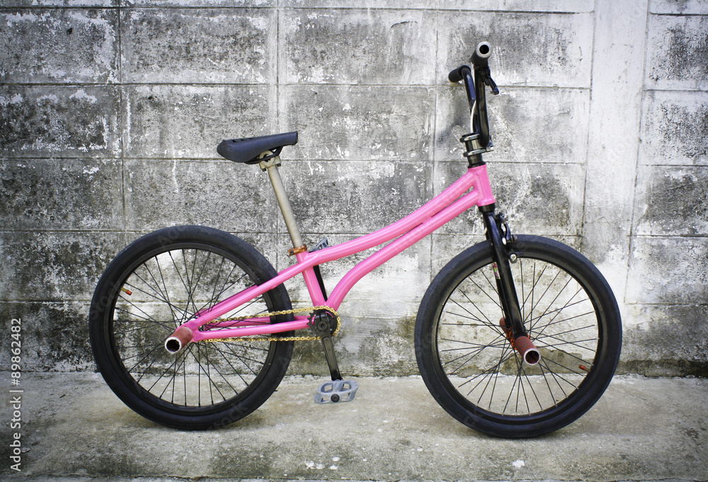 bmx flatland bike pink color の Stock フォト | Adobe Stock