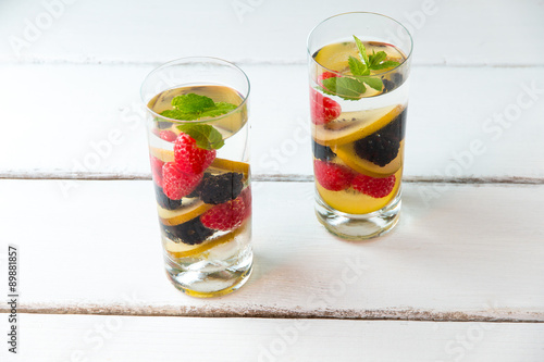 Fotografia, Obraz Infused water with berries and golden kiwi.