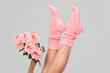 Розовые вязаные женские носочки с букетом на сером фоне