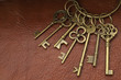 古い鍵/茶色の革の上に置かれたアンティークな鍵の束　
