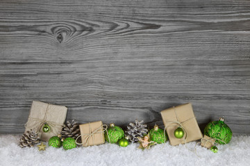 Fototapete - Weihnachtsgeschenke in grün, grau und weiß auf Holz Hintergrund zum Fest