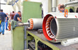 Maschinenbau von Elektromotoren - Fertigungshalle mit Arbeitern // industry: engineering of electric motors