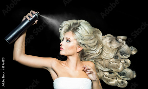 Fototapeta do kuchni Blonde woman with a hairspray