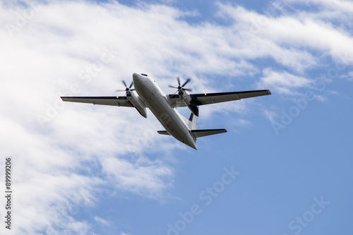 Fotografie, Obraz Aereo bimotore turboelica in fase di decollo