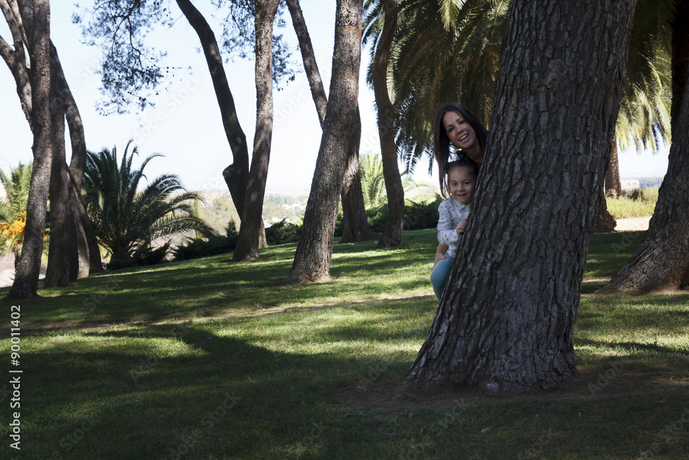 Foto de Stock Una niña y su mama corriendo por el parque. Madre e hija ...