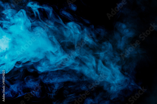 Plakat Streszczenie niebieski dym fajki na czarnym tle.