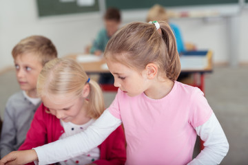 Canvas Print - kinder in der grundschule arbeiten zusammen