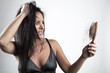 
Attraktive junge Frau mit Haarausfall 