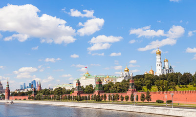 Canvas Print - view of Moscow Kremlin from Moskva River in summer