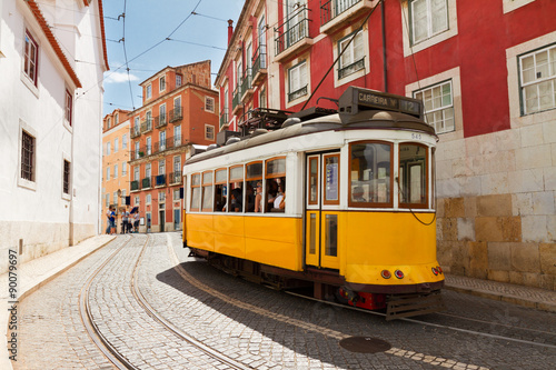 Plakat tramwaj na wąskiej uliczce Alfama, Lizbona