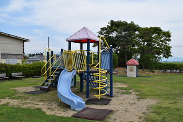 公園の遊具／山形県鶴岡市の公園でブランコや滑り台などの遊具を撮影した写真です。