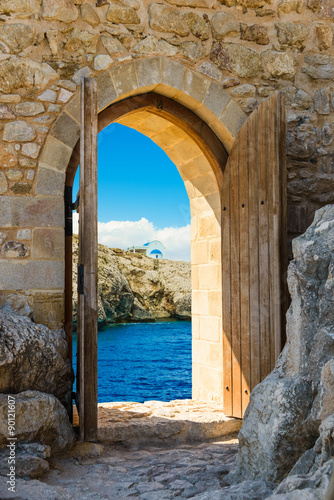 otwarte-drzwi-lukowe-w-kamieniu-z-widokiem-na-morze