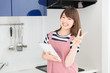 © miya227 - タブレットを見ながら料理をする女性