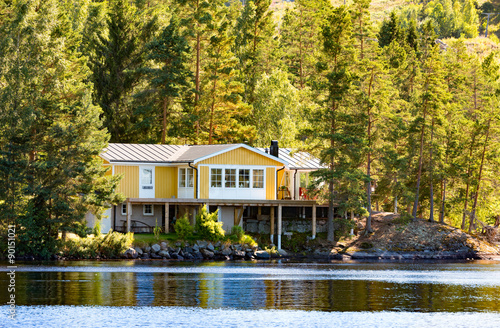 Gelbes Holzhaus In Schweden Am Seeufer Virserum In Smaland