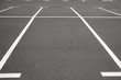 Leerer Parkplatz mit weißen Markierungslinien auf schwarzen Asphalt