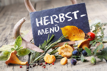 Essen im Herbst - Aufsteller mit Hinweis auf Herbst-Menü