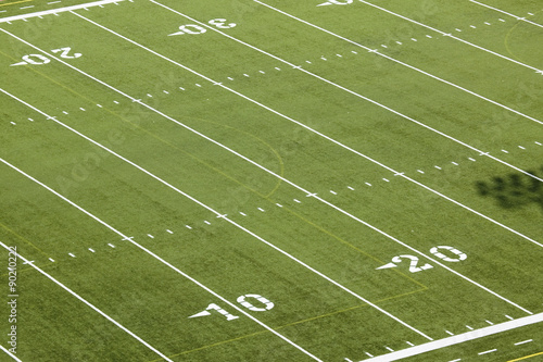 Plakat Boisko piłkarskie stadionu piłkarskiego Morrisona w Creighton University, przedstawiające 10 jardów i 20 linii stoczni z jasnozieloną trawą, Omaha, Nebraska