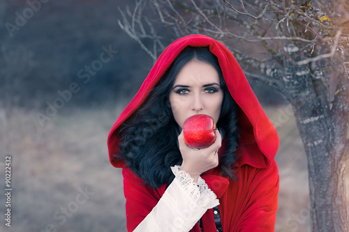 Rouge à capuche femme tenant la pomme Fairytale Portrait Poster