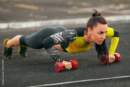 Fotografie, Obraz Fitness žena dělá kliky na stadionu, cross trénink cvičení