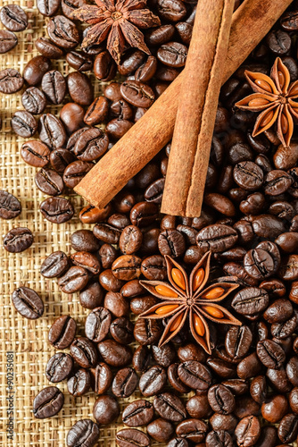 Fototapeta do kuchni coffee beans and cinnamon sticks, top view