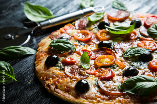 Láminas Pizza con salami, aceitunas y albahaca