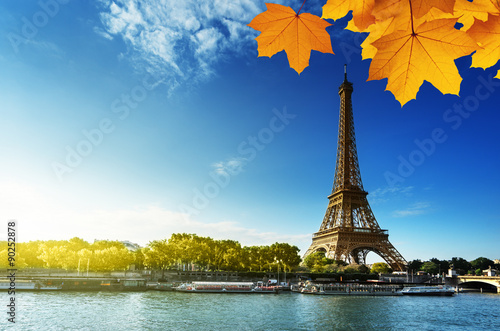 Pinturas sobre lienzo Sena en París con la torre Eiffel en la estación del otoño