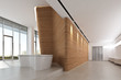 Foyer mit Wandskulptur Holz