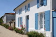 Rue et maison aux volets bleus, Talmont en Gironde
