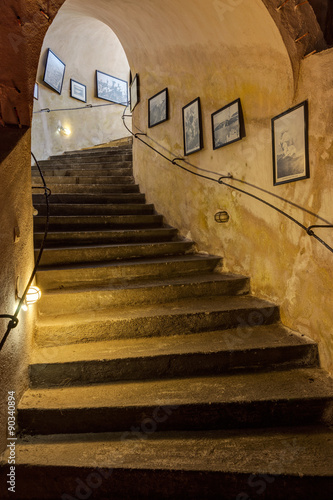 Naklejka na drzwi The stairs in the basement