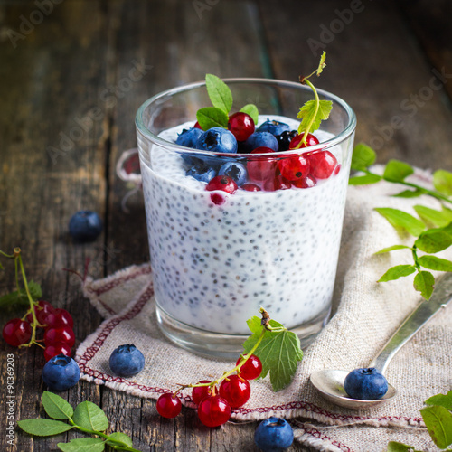 Fotomural Yogur natural con semillas de chía y bayas frescas